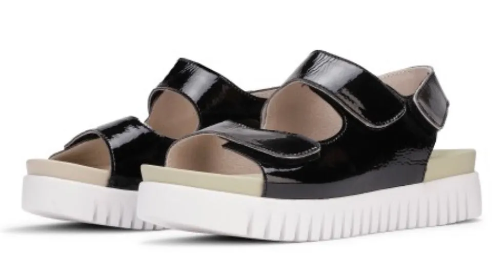 BLACK SANDALS